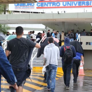 Prova do Enade é aplicada neste domingo para avaliar graduação