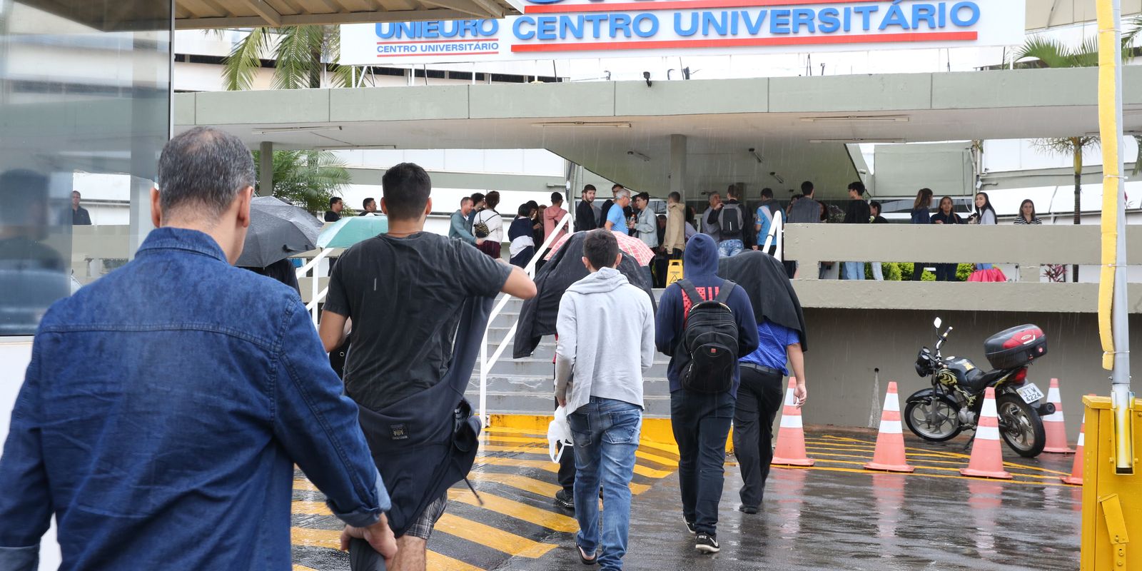 Prova do Enade é aplicada neste domingo para avaliar graduação