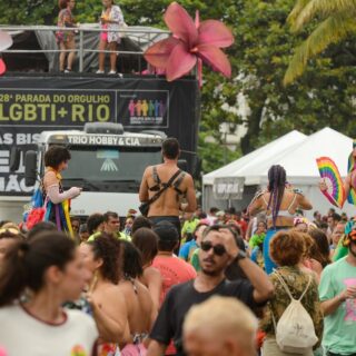 Parada LGBTI+ ocupa orla de Copacabana contra retrocessos