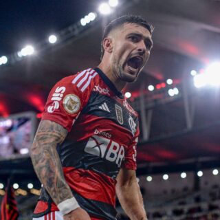 Flamengo vence Bragantino e entra na briga pelo título do Brasileiro