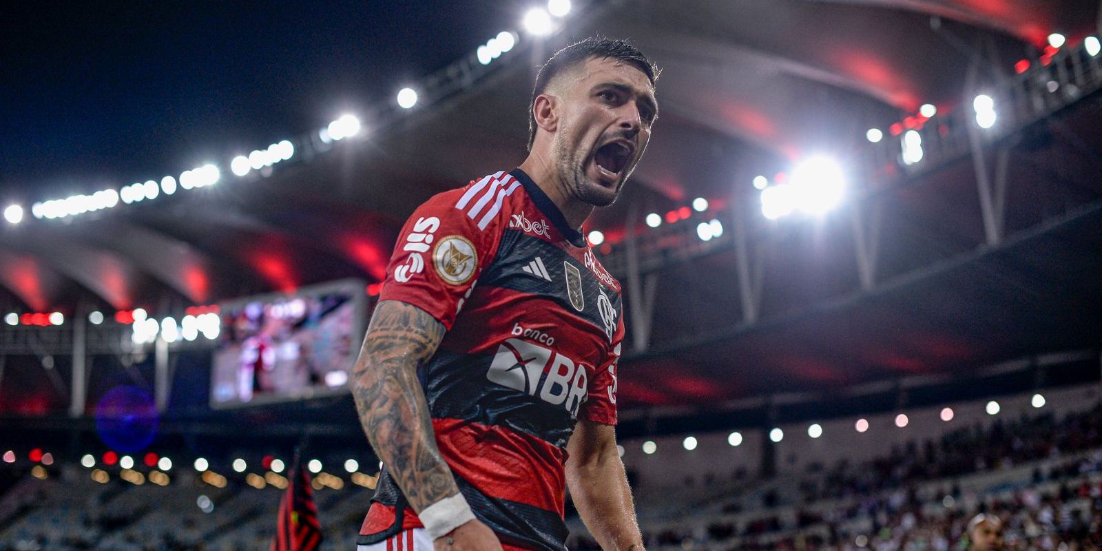 Flamengo vence Bragantino e entra na briga pelo título do Brasileiro