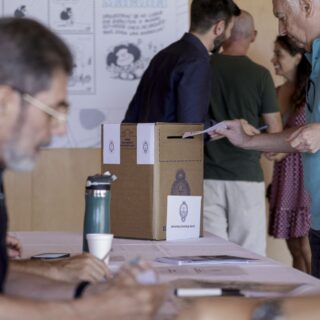 Eleitores argentinos no Brasil votam por defesa da democracia