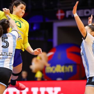 Brasil supera Argentina e continua vivo no Mundial de handebol