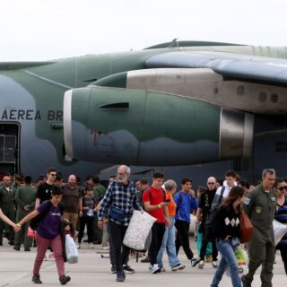 Voo para resgate de mais brasileiros em Gaza decola para o Egito