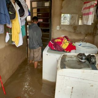 Córrego transborda e invade casas em vila a 15 km da Esplanada