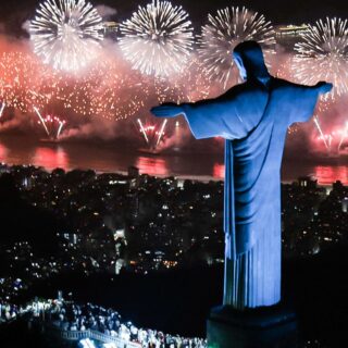 Festa de réveillon continua na Praia de Copacabana