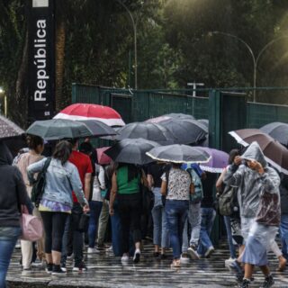 Pessoa morre após ser atingida por fio energizado durante chuva em SP