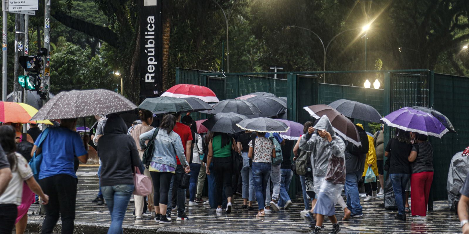 Pessoa morre após ser atingida por fio energizado durante chuva em SP