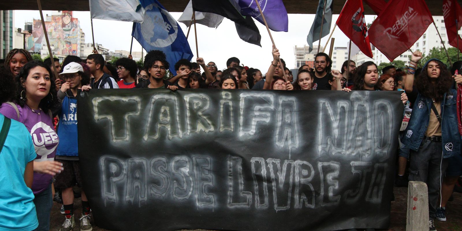 Estudantes protestam contra alta na tarifa do transporte por trilhos