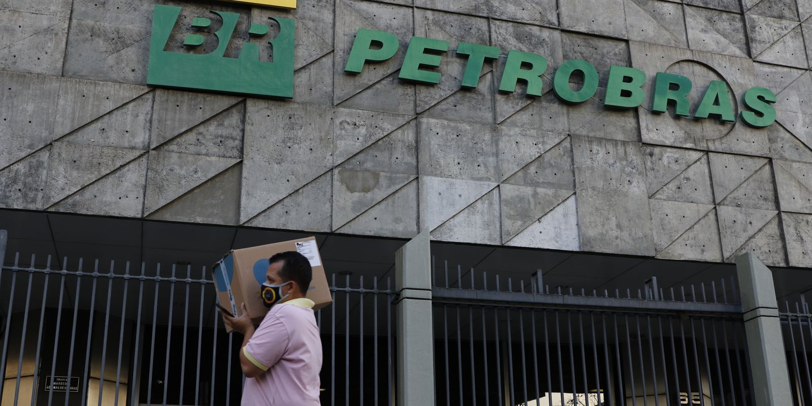 CGU constata que Petrobras vendeu refinaria abaixo do preço