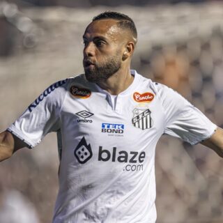 Santos vence e fica perto do retorno para a Série A do Brasileiro