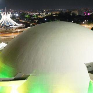 Brasília se ilumina de verde e amarelo 2 dias antes de jogo da seleção