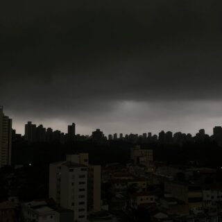 São Paulo volta a ter temporal e mais de 70 mil imóveis ficam sem luz