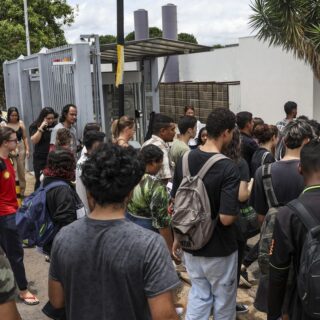 Estudantes começam a entrar nos locais de prova do Enem