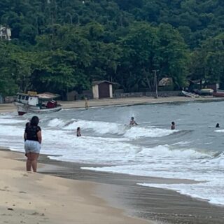 Duas pessoas são atingidas por raio na praia das Cigarras em São Sebastião