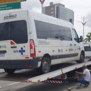 Van para pacientes do SUS é apreendida por transporte irregular de passageiros no litoral