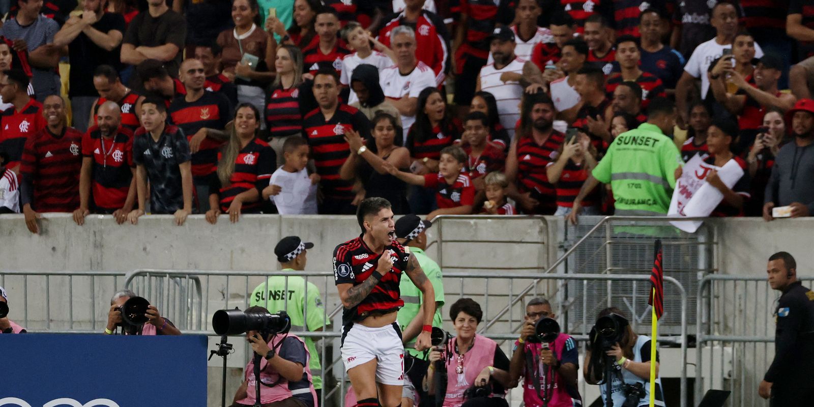 Fla derrota LDU e fica perto da vaga nas oitavas