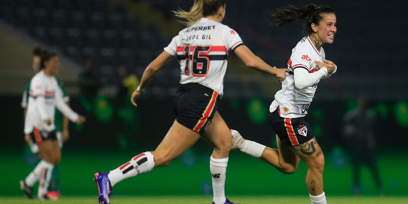 São Paulo vence Palmeiras e sobe para 4º lugar no